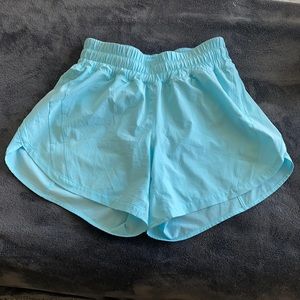 NWOT 🦋 Lululemon icing blue track that short 5” inseam size 6